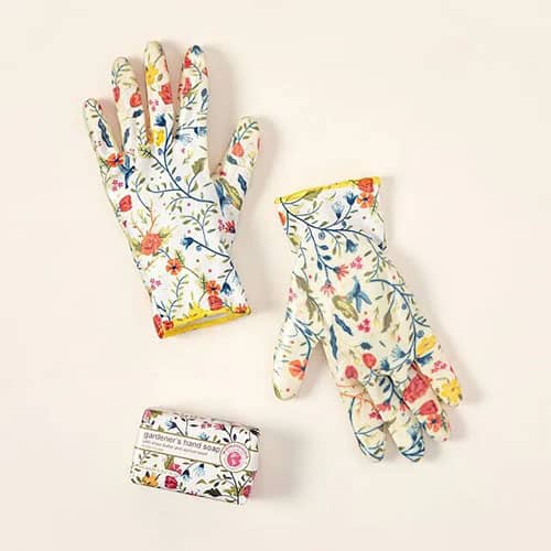 Product Image of the Floral-Printed Weeder Glove Spa Gift Set