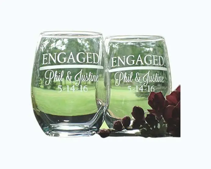 Product Image of the Engaged Couple Glasses Set