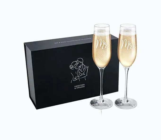 Product Image of the Engraved Champagne Glasses Set